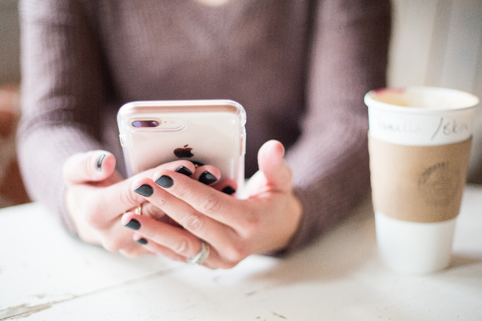 telefon z wyciszonymi powiadomieniami